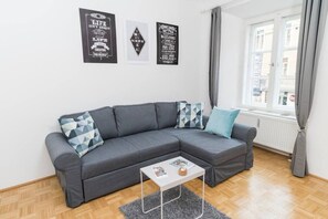 TV - Family Stay Near Kunsthaus Graz | Sleeps 6 (Graz)