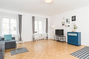 TV - Family Stay Near Kunsthaus Graz | Sleeps 6 (Graz)