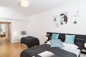 1 slaapkamer, een bureau, een strijkplank/strijkijzer, reisbedje