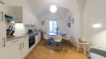 Fridge, oven, stovetop, dishwasher