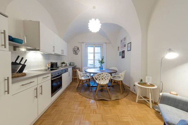 Fridge, oven, stovetop, dishwasher - Family Stay Near Kunsthaus Graz | Sleeps 6 (Graz)