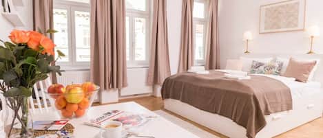 デスク、アイロン / アイロン台、WiFi、ベッドシーツ