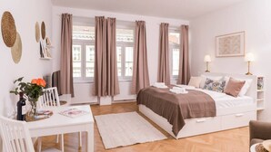 A modern bedroom with a bed, bedside tables, a desk, and a chair. - Heart of Ottakring in Vienna (Vienna)