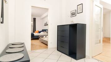 1 Schlafzimmer, Schreibtisch, Bügeleisen/Bügelbrett, Reisekinderbett