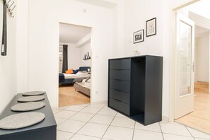 1 slaapkamer, een bureau, een strijkplank/strijkijzer, reisbedje