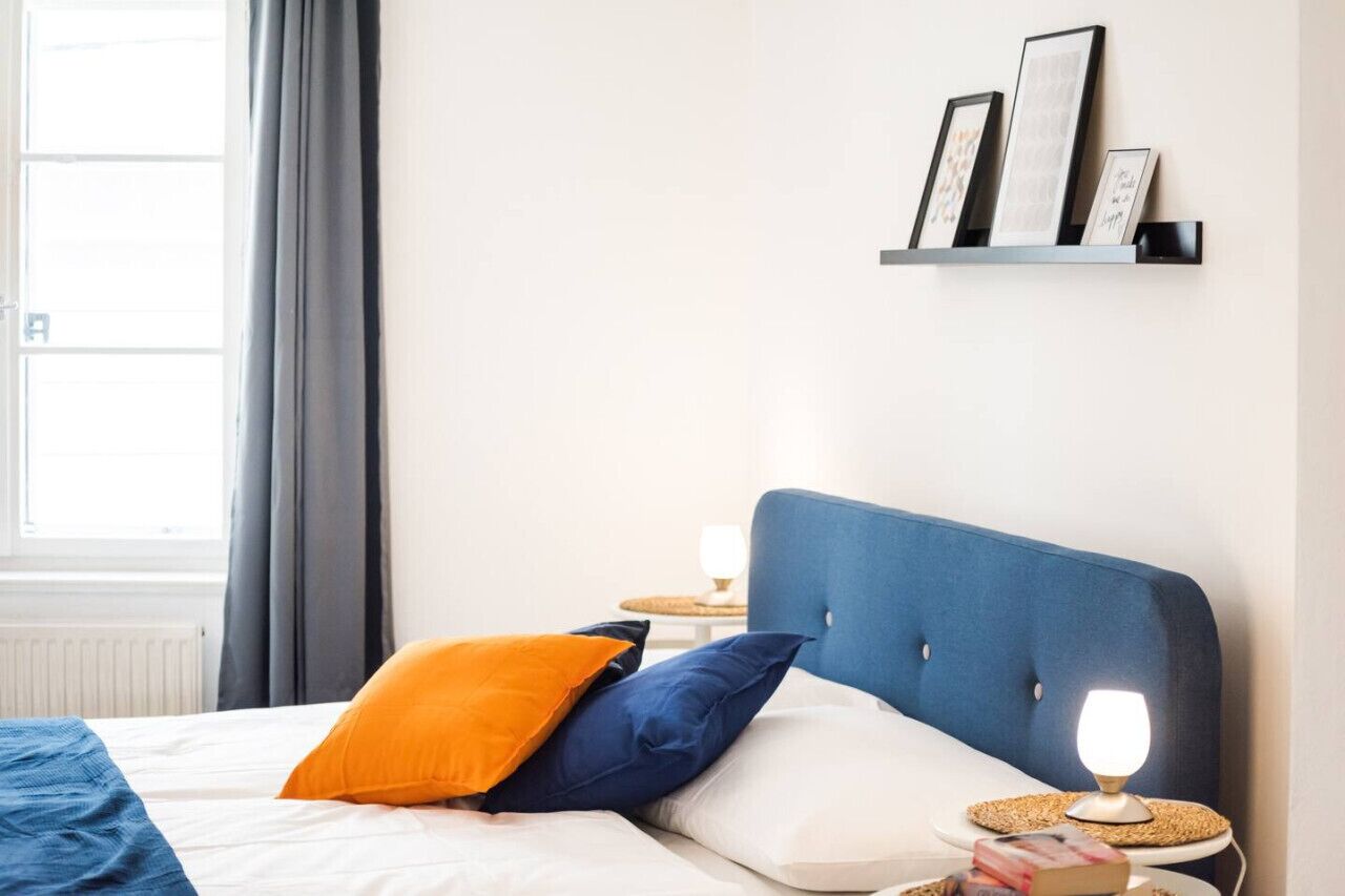 1 chambre, bureau, fer et planche à repasser, lit de bébé portatif