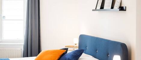 1 間睡房、書桌、熨斗/熨衫板、可攜式嬰兒床