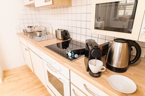 Een koelkast, een microgolfoven, een oven, een kookplaat