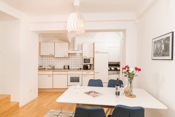 Réfrigérateur, micro-ondes, four, plaque de cuisson