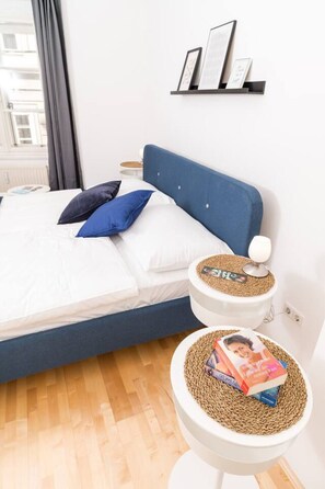 1 chambre, bureau, fer et planche à repasser, lit parapluie