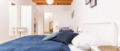 2 bedrooms, iron/ironing board, WiFi