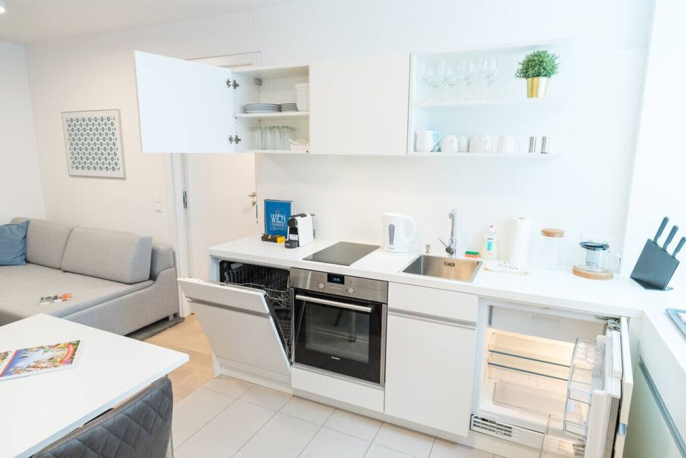 Frigorífico, microondas, horno y placa de cocina