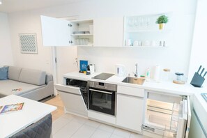 Kühlschrank, Mikrowelle, Ofen, Herdplatte