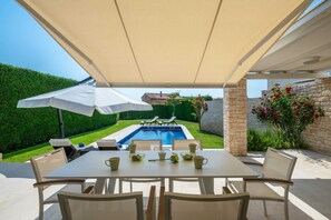 Outdoor dining - Villa Allegra - green oasis near Poreč (Vabriga)