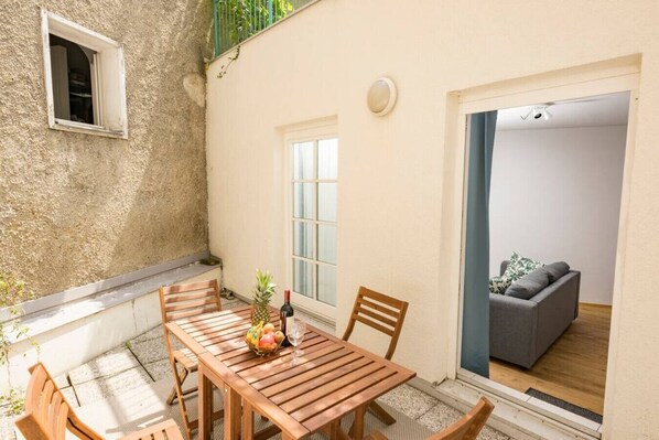 Outdoor dining - Arbio I Modern 1 bedroom in Graz Uhrturm Austria (Graz)
