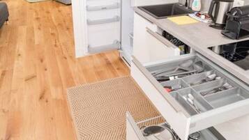 Frigorifero, microonde, forno, piano cottura