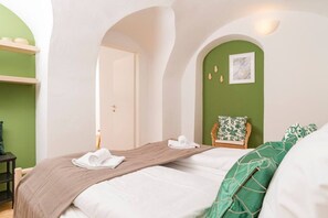 1 bedroom, desk, iron/ironing board, travel crib - Arbio I Modern 1 bedroom in Graz Uhrturm Austria (Graz)