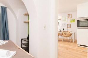 1 habitación, escritorio, tabla de planchar con plancha y cuna de viaje 
