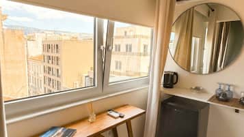 Cubrecamas, caja de seguridad en la habitación y cortinas blackout