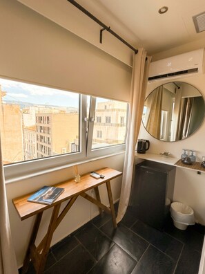 Economy Room | Down comforters, in-room safe, blackout drapes, soundproofing - Elite Ermou Suites (Athens)