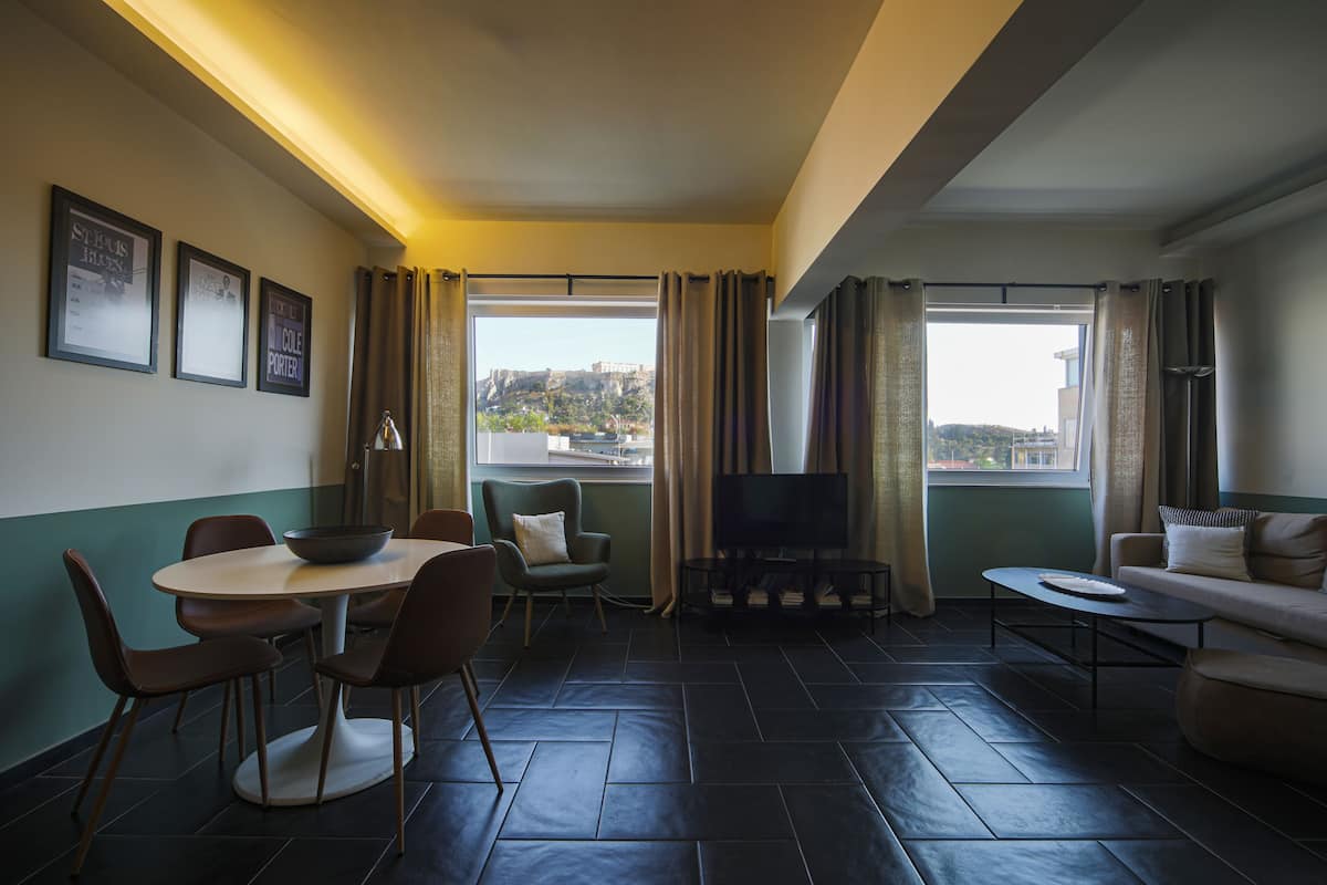 Deluxe Suite, 1 King Bed, Non Smoking (505) | 1 bedroom, down comforters, in-room safe, desk