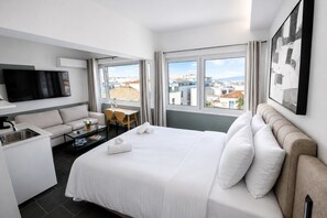 Athenian Luxe Superior Suite with Acropolis & Lycabettus view | Dundyner, safe på rommet, blendingsgardiner og lydisolert