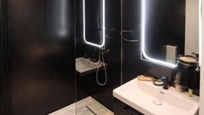 Athenian Luxe Superior Suite with Acropolis & Lycabettus view | Kylpyhuone