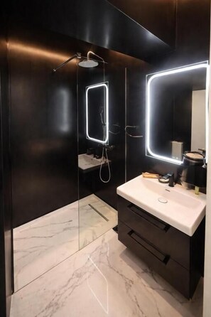 Athenian Luxe Superior Suite with Acropolis & Lycabettus view | Badezimmer | Dusche, Regendusche, kostenlose Toilettenartikel, Haartrockner