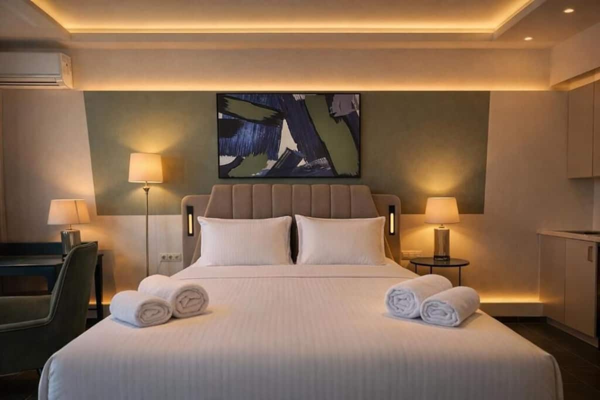 Deluxe Studio, 1 King Bed, Non Smoking (504)