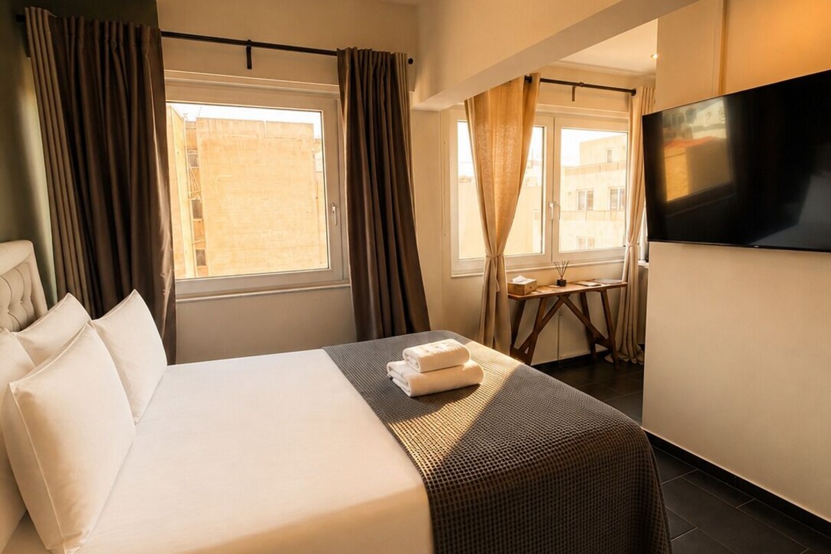 Premium-Zimmer | Daunenbettdecken, Zimmersafe, Verdunkelungsvorhänge