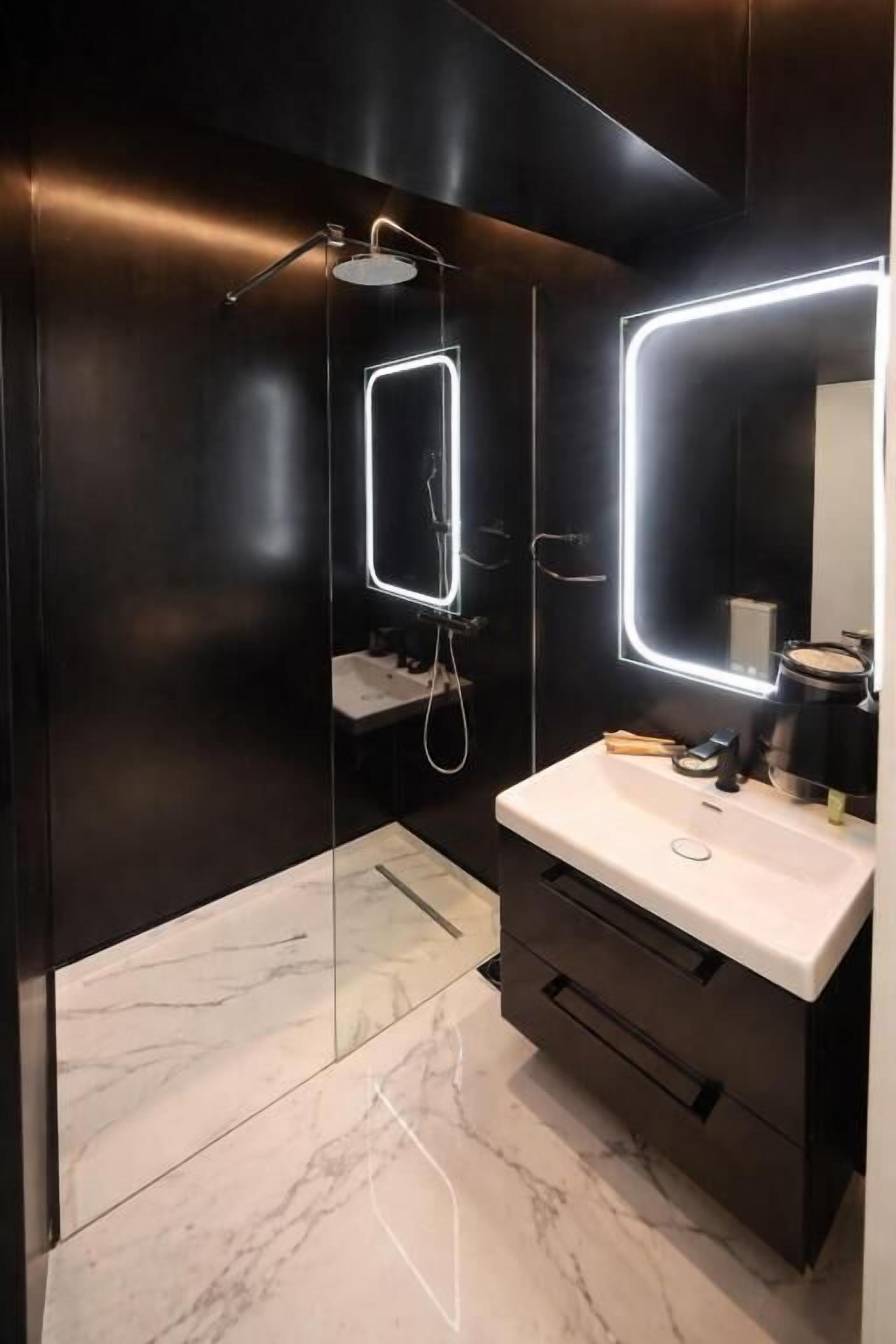 Athenian Luxe Superior Suite with Acropolis & Lycabettus view | Baño | Ducha y cabezal de ducha tipo lluvia