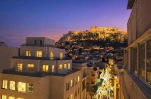 Athenian Luxe Superior Suite with Acropolis & Lycabettus view | Edredons de pluma, cofres nos quartos, cortinas blackout