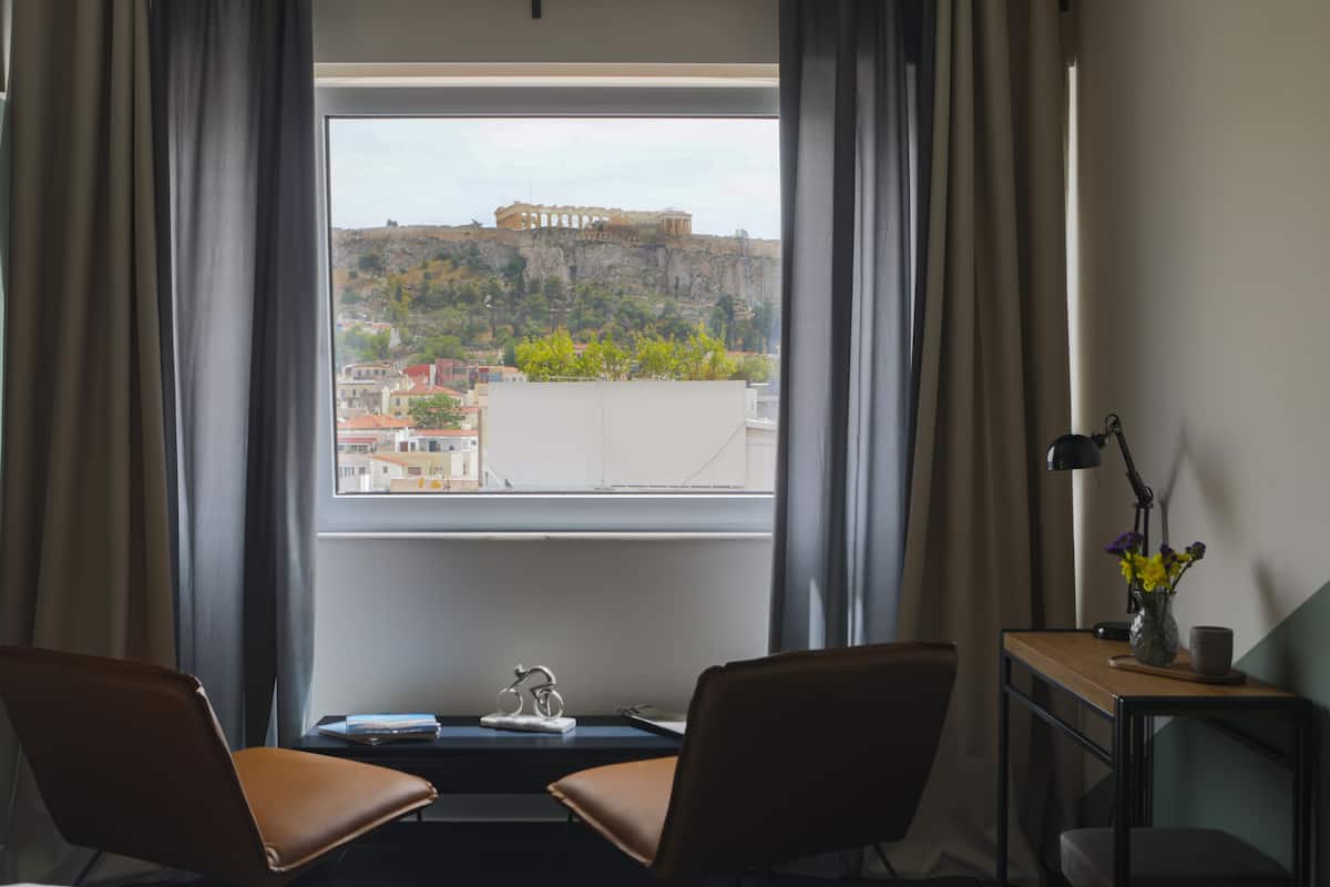 Deluxe Studio, 1 King Bed, Non Smoking (503) | 1 bedroom, down comforters, in-room safe, desk