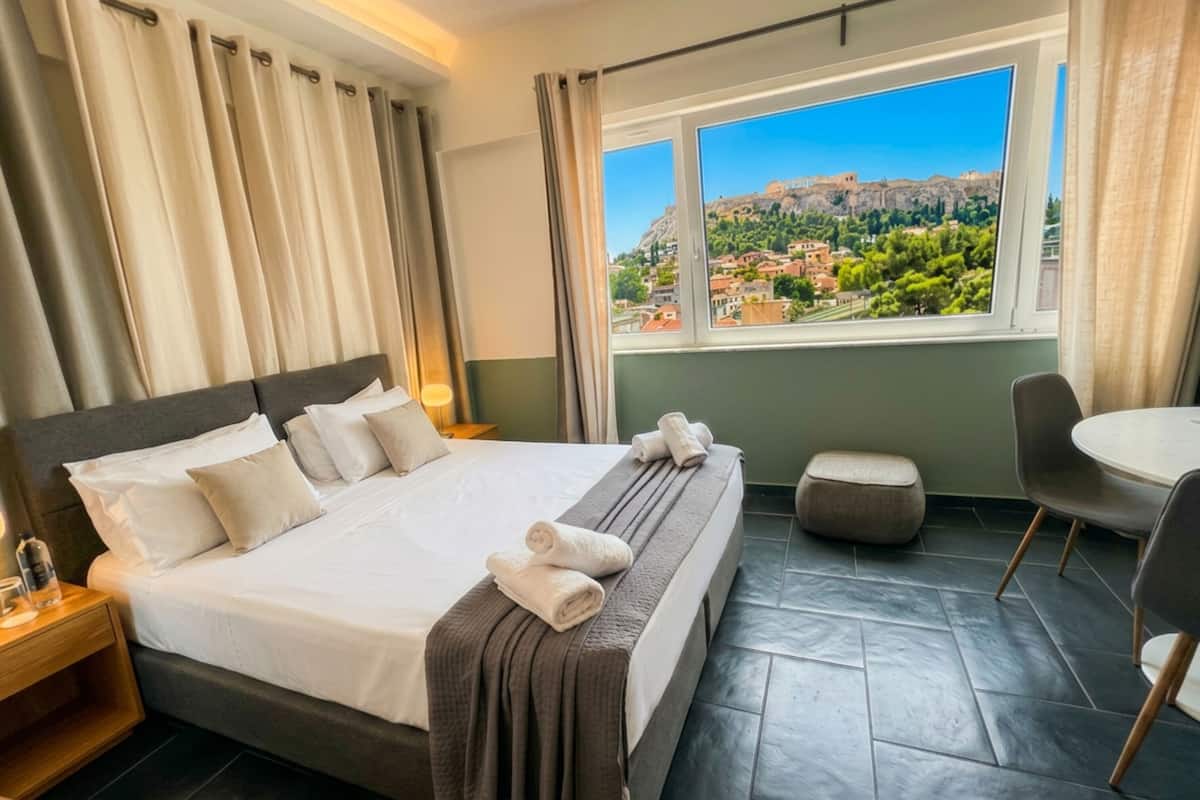 Elite Suite, 1 King Bed, Non Smoking (502) | Down comforters, in-room safe, blackout drapes, soundproofing