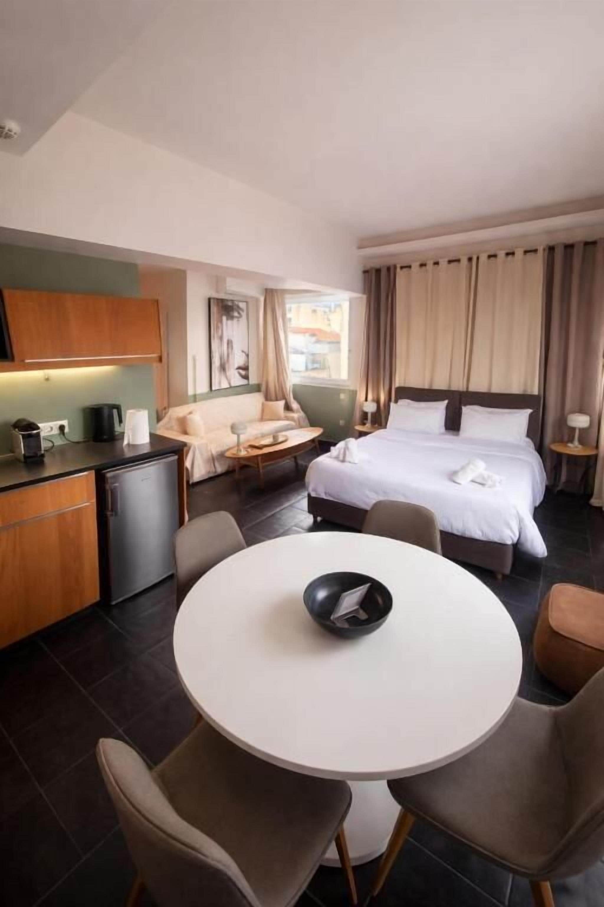 Elite Suite, 1 King Bed, Non Smoking (502) | Down duvets, in-room safe, blackout curtains, soundproofing