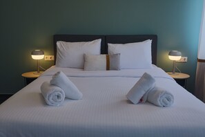 小型套房, 1 张特大床, 无烟房 (502) | 羽绒被、客房内保险箱、办公桌、笔记本电脑工作区