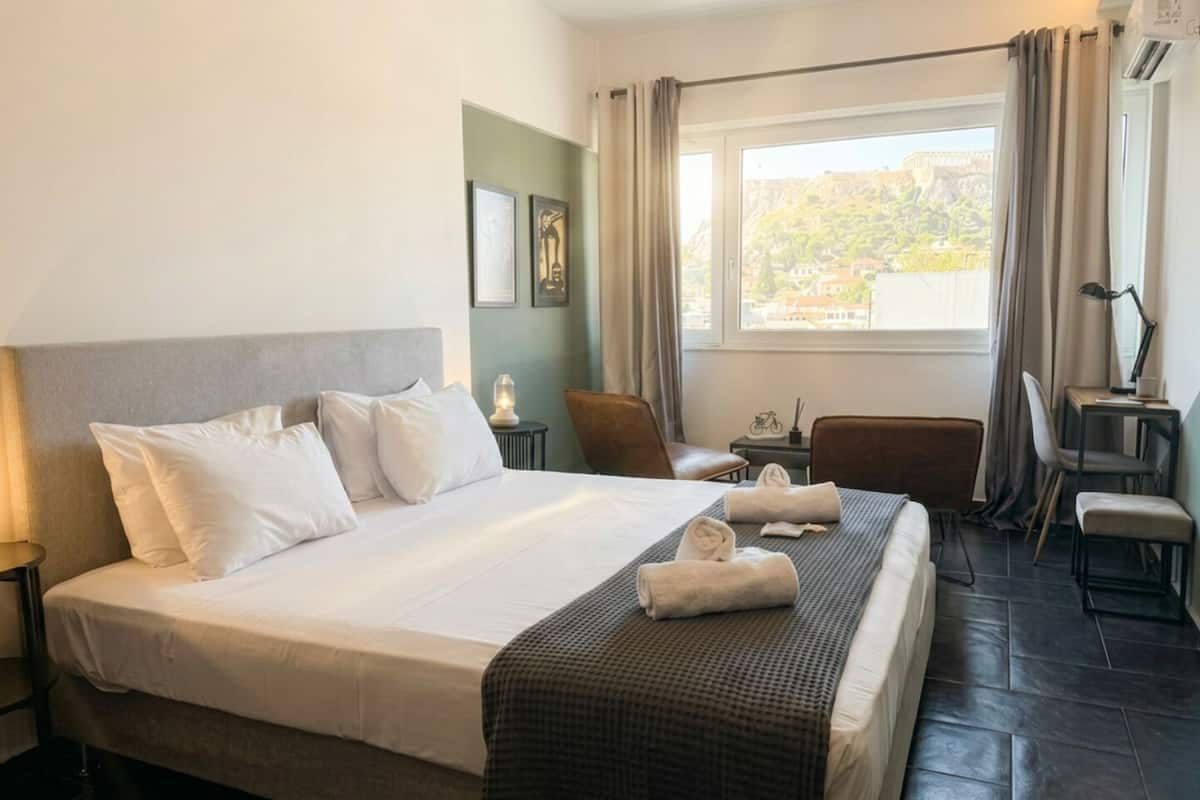 Deluxe Studio, 1 King Bed, Non Smoking (503) | Down comforters, in-room safe, blackout drapes, soundproofing