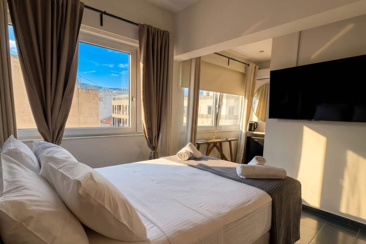 Economy Room | Down comforters, in-room safe, blackout drapes, soundproofing