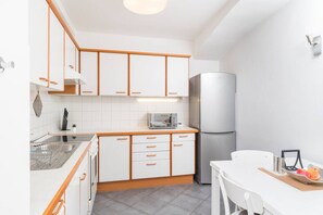 Fridge, microwave, oven, stovetop - Premium Business Apartment (Vienna)