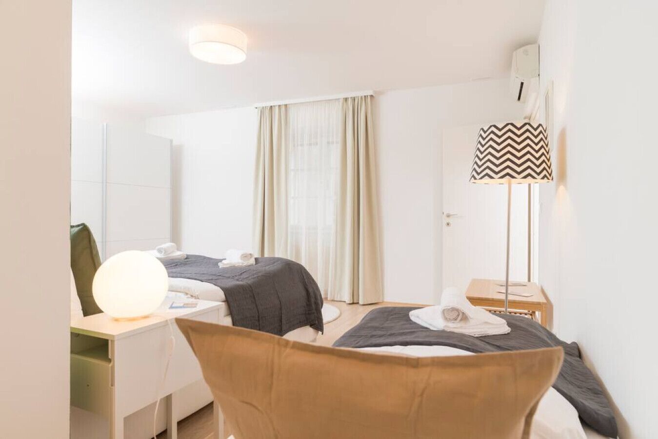 1 habitación, escritorio, tabla de planchar con plancha y cuna de viaje 