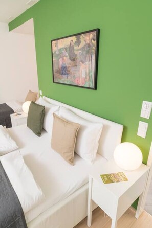 1 quarto, escrivaninha, ferros/tábuas de passar roupa, berço de viagem