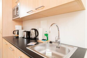 Fridge, microwave, coffee/tea maker, toaster - Apartment Favoriten Studio (Vienna)