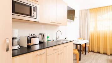 Kühlschrank, Mikrowelle, Wasserkocher mit Kaffee-/Teezubehör, Toaster