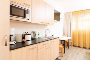 Fridge, microwave, coffee/tea maker, toaster - Apartment Favoriten Studio (Vienna)