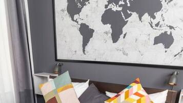 Schreibtisch, Bügeleisen/Bügelbrett, Reisekinderbett, WLAN