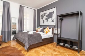 Schreibtisch, Bügeleisen/Bügelbrett, Reisekinderbett, WLAN