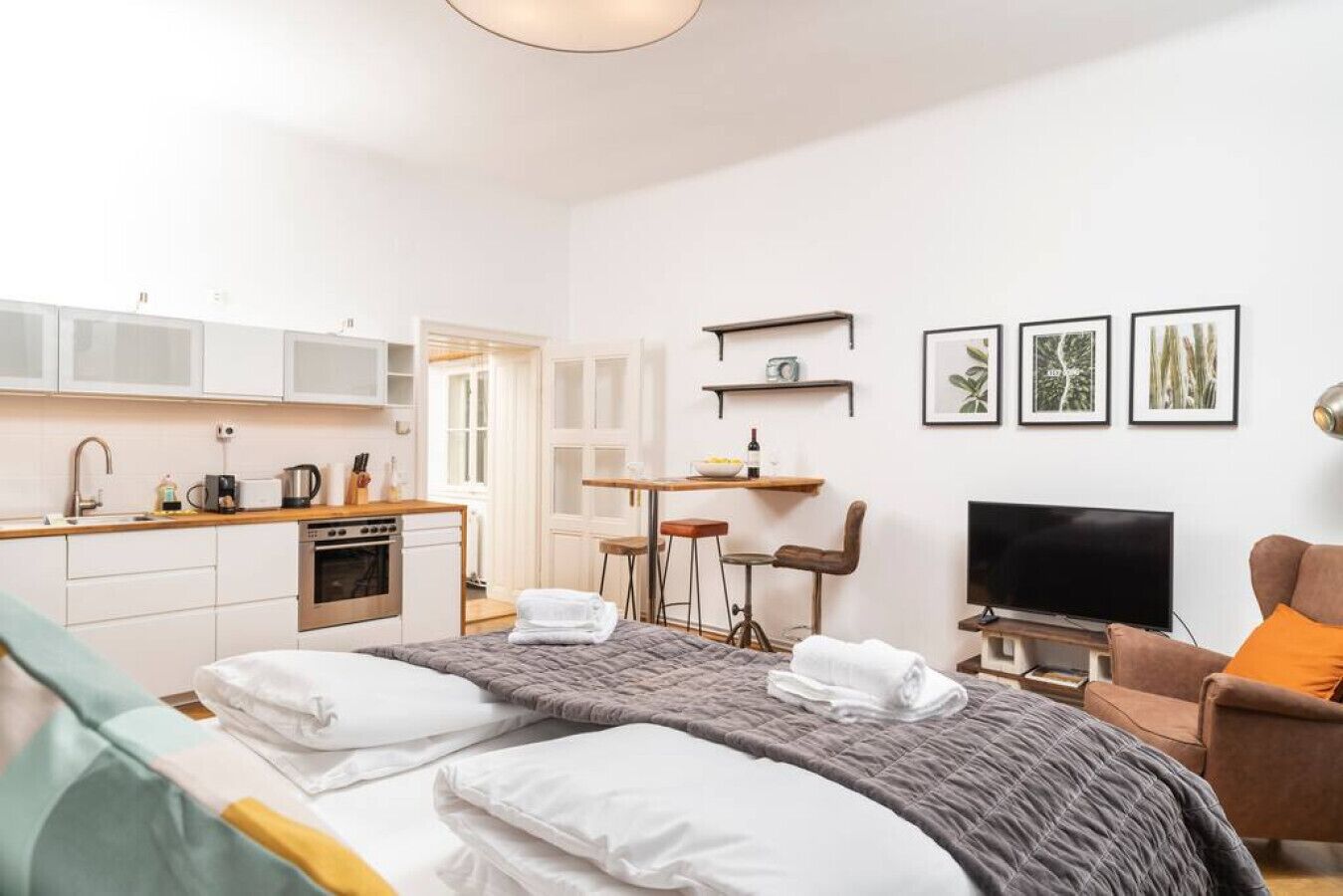 Desk, iron/ironing board, travel cot, WiFi