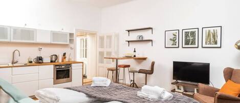 Una scrivania, ferro/asse da stiro, culla da viaggio, Wi-Fi