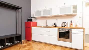 Een koelkast, een magnetron, een oven, een kookplaat