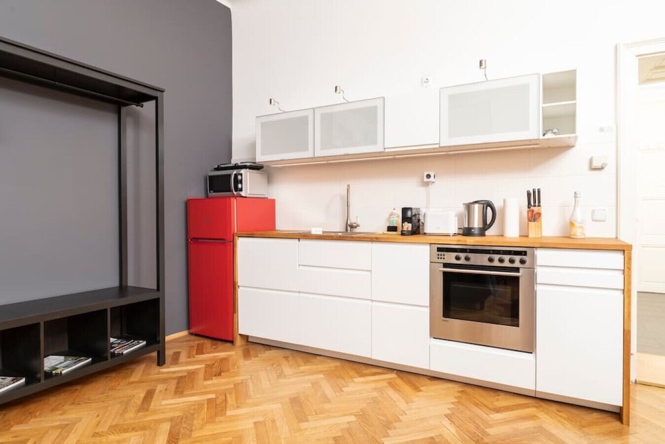 Kühlschrank, Mikrowelle, Ofen, Herdplatte